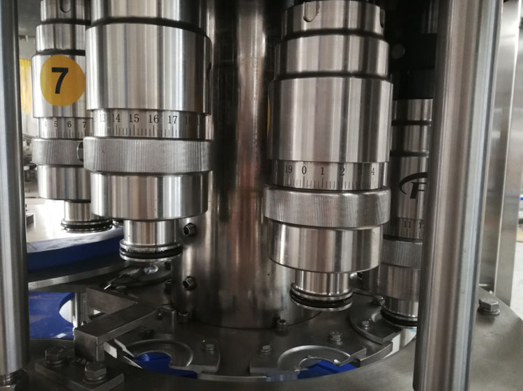 Good-Price-Small-Bottle-Tin-Can-Beverage-Juice-Energy-CSD-Carbonated-Drink-Soda-Water-Bottling-Filling-Machine2.jpg